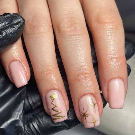 A chic and minimal design, these nude pink nails feature a delicate gold Christmas tree and star detailing, perfect for a subtle yet festive holiday look. The simplicity of the design gives it an elegant and modern appeal. Christmas Tree Nail Designs, Nude Pink Nails, Simple Christmas Nails, Christmas Tree Nail Art, Xmas Nail Designs, Star Nail Designs, Tree Nail Art, Christmas Nail Ideas, Santa Nails