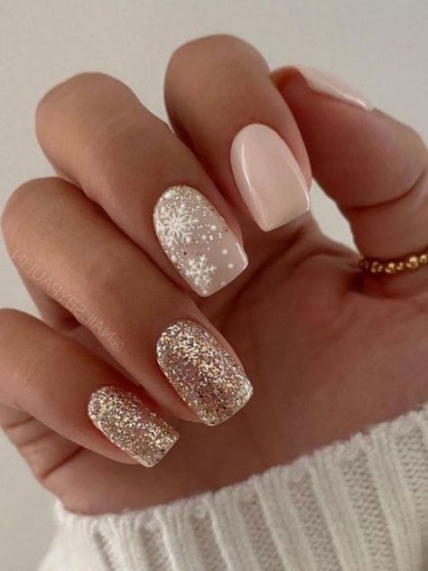 silver and gold glitter accent Fancy Nails Designs, Cute Christmas Nails, Christmas Gel Nails, Snowflake Nails, Cute Gel Nails, Christmas Nails Acrylic, Dipped Nails, Xmas Nails, Fancy Nails