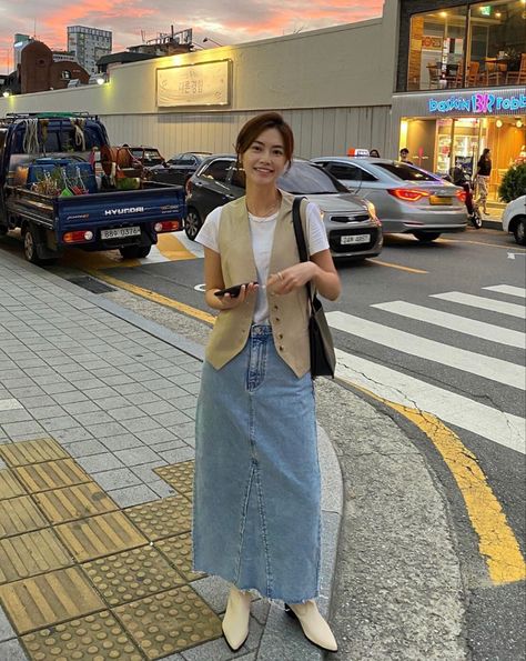 Oversized Sweater Outfit With Skirt, Maxi Jean Skirt Outfits Y2k, Maxi Denim Skirt Outfit Aesthetic, Cute Korean Girl Outfits, Outfit Jupe En Jean, Jean Maxi Skirt Outfit, Long Denim Skirt Outfit Winter, Korean Girl Outfits, Long Denim Skirt Outfit Street Styles