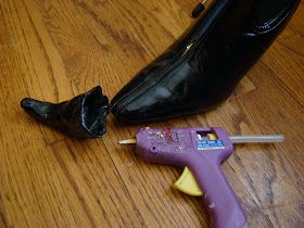 Bubblegum and Duct Tape: Witch's Boots Tutorial Diy Witches Shoes Halloween Decorations, Witch Shoes Diy How To Make, Diy Witch Shoes Decor, Witches Boots Diy, How To Make Witch Shoes, Diy Witch Boots Decor, Diy Witch Shoes To Wear, Witches Shoes Diy, Witch Boots Decor