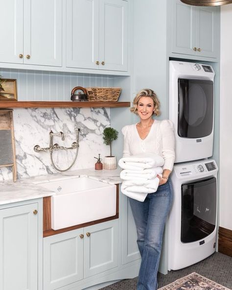 Carolyn Wilbrink on Instagram: "Laundry day? Ummm… more like laundry DREAM! 🙌🏻☺️Here is another sneak peak from my latest Burford Farmhouse project ❤️🏠🌻. Myself and my team @cwdesignandco have been excited to share the big reveal so stay tuned! ✨ Anyone else have that ONE chair you use exclusively for piling up your half-done laundry? 😅 Custom Cabinetry @elmwoodcabinets Faucet & Apron Sink @houseofrohlcanada Statuario Marble @sixandonestone Lighting @capitalltg Hardware @emtek_products Ru Laundry Room With Big Sink, Statuario Marble, Farmhouse Renovation, Apron Sink, Laundry Sink, Wall Mount Faucet, Capital Lighting, Big Reveal, Laundry Day