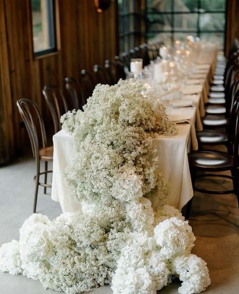 Gypsophila Wedding Table, Wedding Table Decorations Elegant, Gypsophila Wedding, Church Wedding Flowers, Black And White Wedding Theme, White Flower Arrangements, Minimalist Wedding Decor, White Wedding Theme, White Wedding Flowers