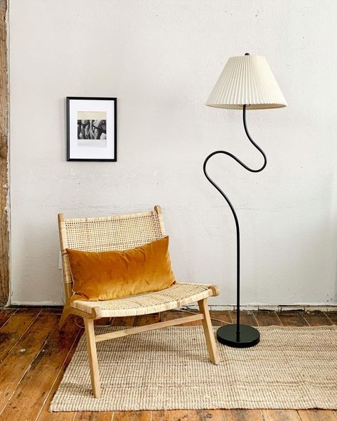 Post Modern Floor Lamp, Pleated Floor Lamp, Moody Modernism, Floor Lamps Living Room Ideas, Diy Floor Lamp, Arch Lamp, Paper Floor Lamp, Apartment Vibes, Zen Room