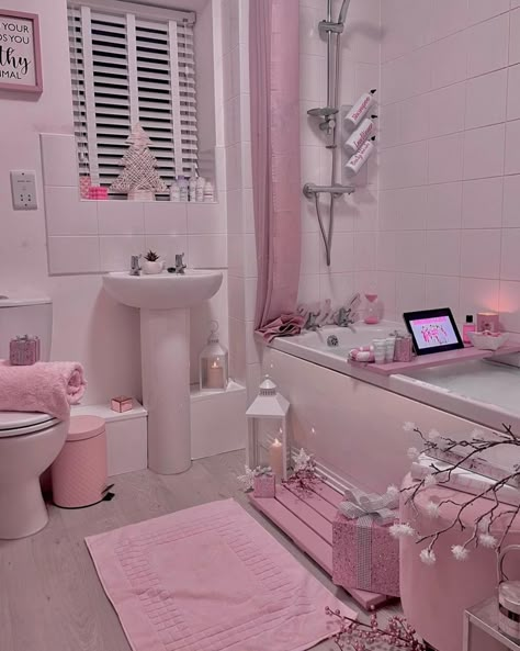 Cute Bathroom Aesthetic Pink, Pastel Pink Bathroom Aesthetic, Aesthic Bathrooms, Girly Pink Bathroom, Aesthetic Pink Bathroom, Cute Bathroom Ideas Pink, Cute Aesthetic Bathroom Ideas, Cute Bathroom Decor Aesthetic, Cutecore Bathroom