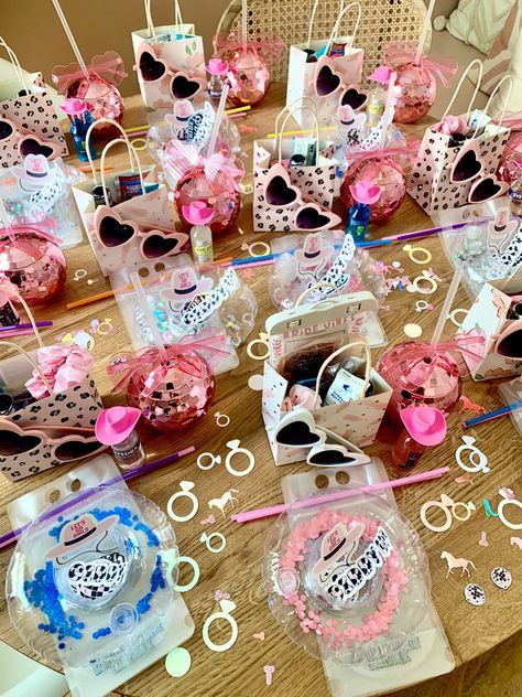 13 Birthday Goody Bags, Stuff To Put In Goodie Bags, What To Put In Goodie Bags, Disco Party Gift Bags, Teen Goodie Bag Ideas, Cute Party Favors For Teens, Sweet 16 Goody Bag Ideas, Sleepover Goody Bag Ideas, Birthday Goodie Bags Ideas For Teens