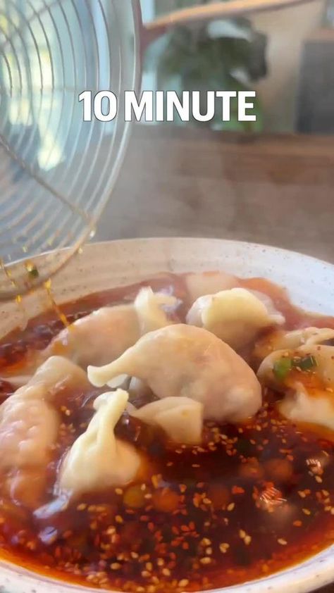 10 Minute Food Recipes, Healthy Recipe For One, Spicy Dumplings Recipe, Hot And Sour Dumplings, Things To Make When Your Hungry, Cool Cooking Videos, Hot Healthy Meals, What To Eat For Dinner Healthy, Hot And Sour Dumpling Soup