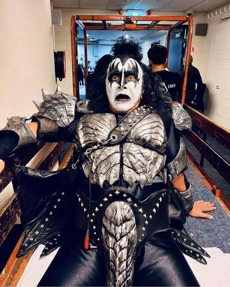 Gene Simmons Funny, Kiss Band Funny, Gene Simmons Kiss, Kiss Funny, Kiss Images, Kiss Members, Eric Carr, Kiss Army, Kiss Pictures