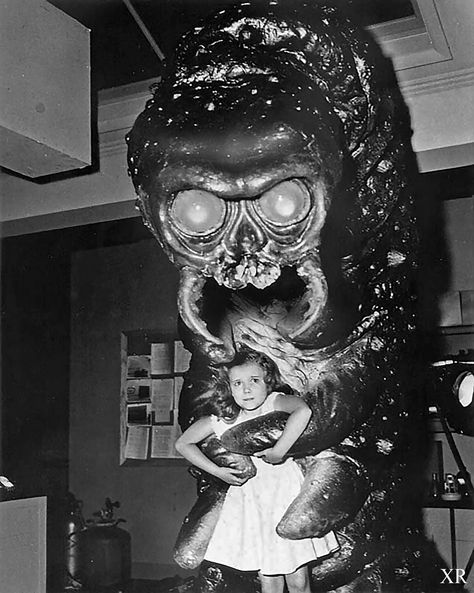 https://flic.kr/p/RJpxfv | 1957 ... 'Creature that Challenged the World' | all images/posts are for educational purposes and are under copyright of creators and owners. Commercial Use Prohibited. Image Meme, Creepy Vintage, Psy Art, Classic Sci Fi, Famous Monsters, Scary Monsters, Sci Fi Films, Giant Monsters, Sci Fi Horror