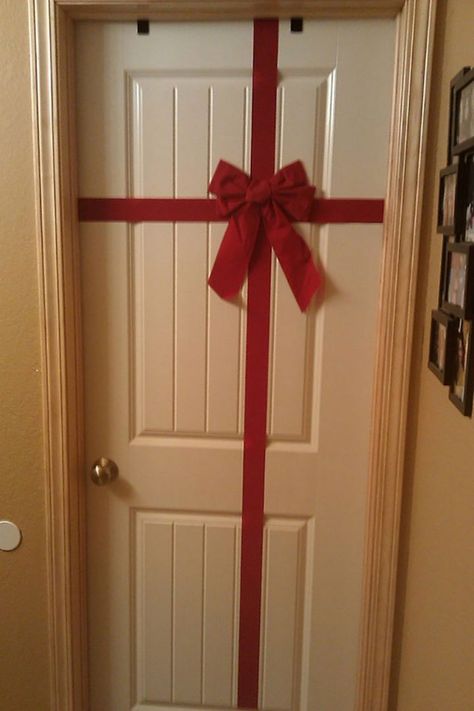 This Christmas present door decoration looks good too. Christmas Dorm, Lazy Christmas, Diy Christmas Door Decorations, Diy Christmas Door, Christmas Bathroom Decor, Christmas Bathroom, Christmas Tablescape, White Christmas Decor, Christmas Bedroom