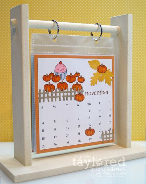 .CALENDRIER SUSPENDU SIMPLE Diy Flip Calendar, Cute Calendar Ideas, Diy Calendar Ideas, Calendar Challenge, Diy Desk Calendar, Calendar Holder, Scrapbook Calendar, Flip Calendar, Table Calendar