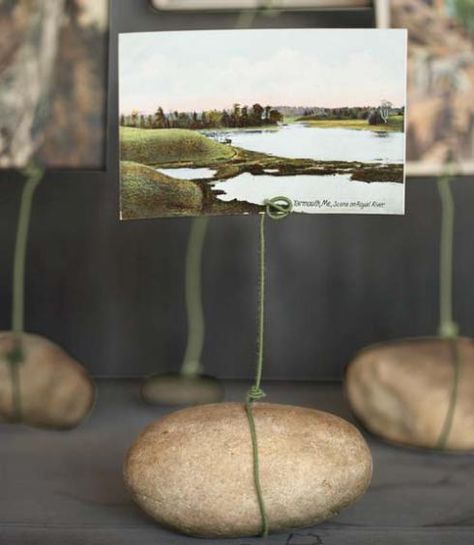 15-minute make: pebble photo holder, with heart shapped rocks :-) Bouquet Pictures, Rock Photography, Picture Holders, בר מצווה, Photo Holders, Floral Wire, Cool Ideas, Rock Crafts, Crafty Craft