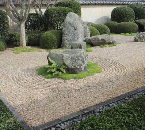 55 Beautiful Zen Garden Ideas on a Budget Japanese Stone Garden, Modern Zen Garden, Indoor Zen Garden, Xeriscape Front Yard, Small Zen Garden, Miniature Zen Garden, Small Japanese Garden, Zen Rock Garden, Pebble Garden