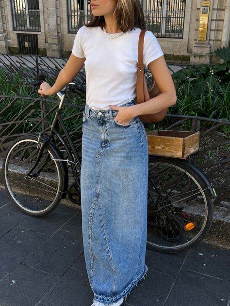 From Vinted for 12$ 💙 #secondhand #maxiskirt #outfittrends Denim Long Skirt Outfit, Long Jean Skirt Outfits, Summer Blouse Outfit, Mary Jane Shoes Outfit, Long Skirt Jeans, Maxi Jean Skirt, Outfit Modest, Jean Skirt Outfits, Nyc Outfits