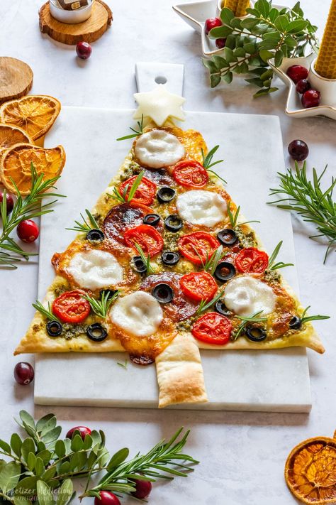 Creative Christmas tree pizza with salami, olives, tomatoes and mozzarella cheese. Christmas Tree Pizza, Mini Cheeseburger, Christmas Party Drinks, Pizza Appetizers, Cheeseburger Recipe, Christmas Apps, Burger Sauce, Creative Christmas Trees, Veggie Tray