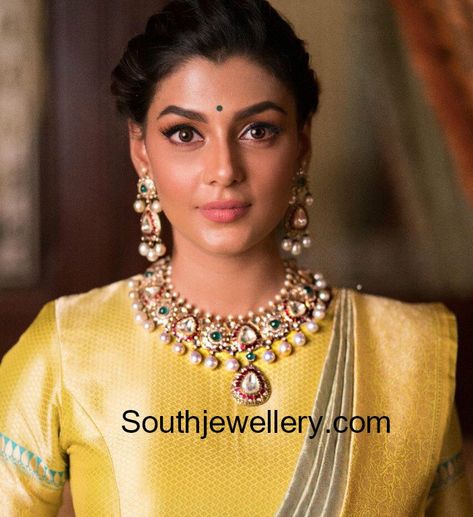 Actress Anisha Ambrose in a polki necklace and earrings set by C Krishniah Chetty Big Diamonds Necklace, Anisha Ambrose, Kundan Polki Necklace, Celebrity Jewelry, Polki Necklace, Long Pearl Necklaces, Antique Jewelry Indian, Wedding Jewellery Collection, Bridal Fashion Jewelry