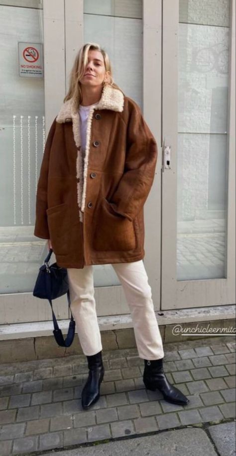 Sheepskin Coat Outfit, Shearling Outfit, Shearling Jacket Outfit, Brown Shearling Jacket, What To Wear Fall, 70’s Style, Cold Weather Outfit, Lit Outfits, Sheepskin Coat