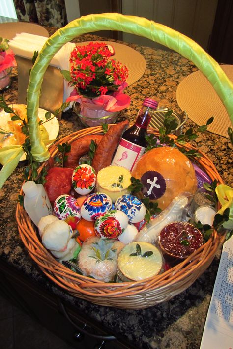 Easter Basket - Polish Tradition Polish Easter Basket, Polish Core, Polish Christmas Traditions, Polish Easter Traditions, Polish Easter, Polish Christmas, Polish Traditions, Girl God, Bread Art