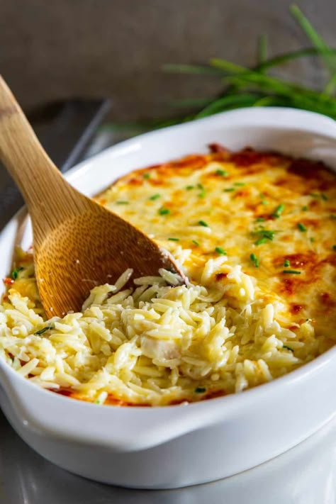 Cheesy Baked Orzo Hot Day Side Dishes, Orzo Pasta Casserole, Orzo Noodle Recipe, Ham And Orzo Recipes, Chicken And Orzo Casserole, Baked Orzo With Chicken, Cheesy Orzo Recipes, Baked Chicken And Orzo, Side Dishes Casserole