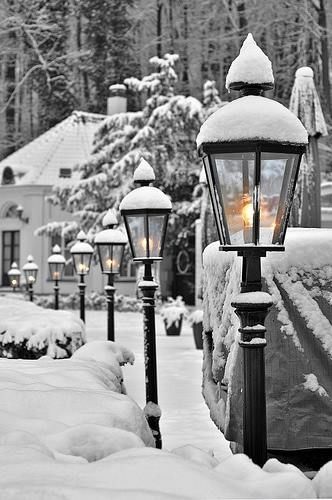 "And on every street corner you hear, Silver bells, Silver bells, It's Christmas time, in the city." Outdoor Christmas Photos, Winter Schnee, Winter Szenen, Winter Magic, Winter Scenery, Winter Beauty, Snowy Day, Snow Scenes, Winter Pictures