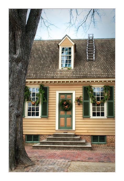 Colonial Williamsburg Decor, Colonial Williamsburg Christmas, Colonial Williamsburg Virginia, Williamsburg Christmas, Christmas Tips, England Homes, Colonial Times, Williamsburg Virginia, Ranch Decor