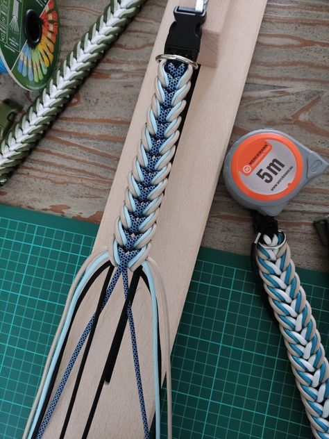 Paracord Dog Collar Tutorial, Paracord Dog Leash Tutorial, Paracord Weaves, Paracord Dog Collar, Paracord Bracelet Designs, Horse Braiding, Paracord Projects Diy, Paracord Dog Leash, Diy Dog Crate