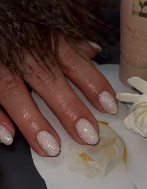 Silver Sparkle Ombre Nails, Minimal Sparkle Nails, Off White Glitter Nails, Snow Glitter Nails, White Glittery Christmas Nails, Sparkly Cream Nails, Simple Cream Nails, Nail Inspiration Christmas Simple, Biab Nails Inspiration Christmas