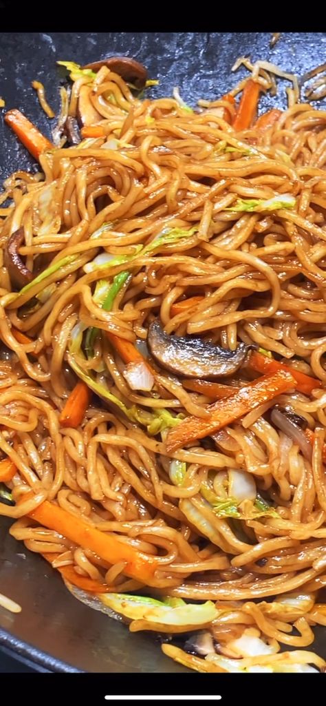 Vegetable Lo Mein with Cabbage and Mushrooms Spaghetti Lo Mein, Lo Mein Recipe Vegetable, Lo Mein With Cabbage, Cabbage Noodles Recipes, Chinese Lo Mein Recipe, Veggie Lo Mein Recipe, Low Mein Recipe, Slow Cooker Lo Mein, Lomein Recipes