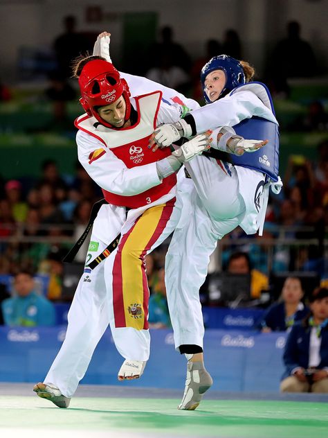 Eva Calvo (Spain, red) is kicked by Jade Jones (GBR, blue) during the women's 57kg gold medal match. Jade Jones won the gold medal. #taekwondo #olympics Medal Taekwondo, Taekwondo Olympics, Jade Jones Taekwondo, Jade Jones, Sport Climbing, Martial Arts Styles, Artistic Gymnastics, Rio 2016, Sporty Girls