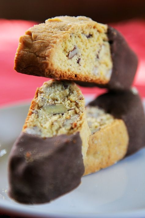 Don't miss our delectable Pecan Chocolate Biscotti Recipe! Ideal for gifting to friends or serving with your favorite cocoa or coffee! Biscotti Chocolate, Pecan Biscotti, Chocolate Biscotti Recipe, Biscotti Recipes, Pecan Chocolate, Biscotti Cookies, Biscotti Recipe, Dessert Aux Fruits, Cookies Baking