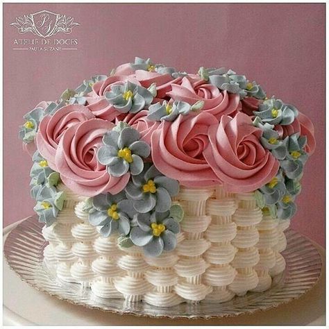 Basket Weave Cake, Flower Basket Cake, Cakes Flowers, Mini Torte, Buttercream Cakes, Creative Cake Decorating, Cake Decorating Frosting, Cake Decorating Videos, Cake Decorating Designs