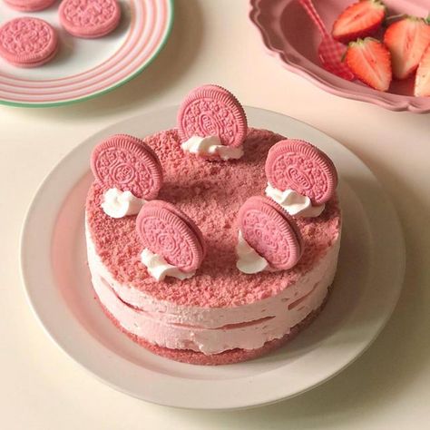 Strawberry Oreo Cheesecake, Pastel Cupcakes, Pink Food, Cute Baking, Pretty Dessert, Pink Foods, Oreo Cheesecake, Think Food, Cute Desserts