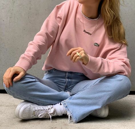 Claire Rose Cliteur, Claire Rose, Ootd Hijab Casual, Blue Mom Jeans, Blue Jean Outfits, Mom Jeans Outfit, Branding Photoshoot Inspiration, Pink Fits, Pink Crewneck