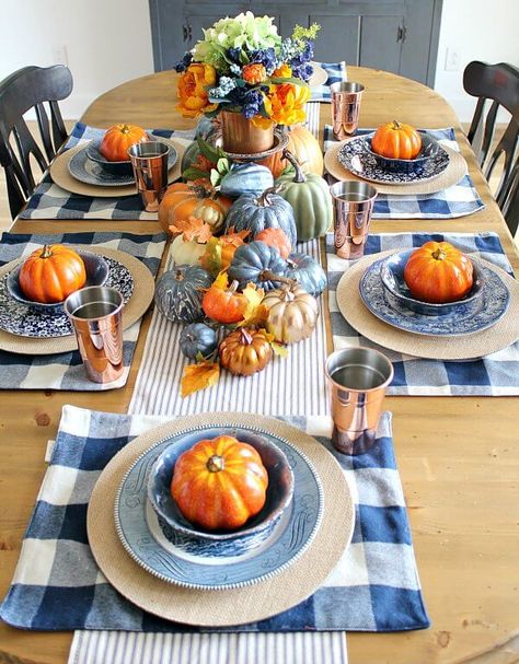 Farmhouse Tablescape, Thanksgiving Table Settings Diy, Outside Fall Decor, Tafel Decor, Fall Farmhouse, Fall Thanksgiving Decor, Fall Tablescapes, Thanksgiving Table Settings, Autumn Decorating