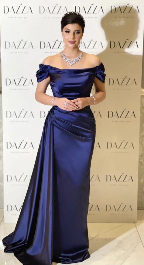 Elegant Gowns Evening Classy Glamour, Formal Gala Dresses Classy, Plus Size Elegant Dresses Classy, Modern Royal Outfits, Graduation Dress Black, Chic Formal Dress, Prom Dresses Backless, Birthday Gowns, Elegant Maternity Dresses