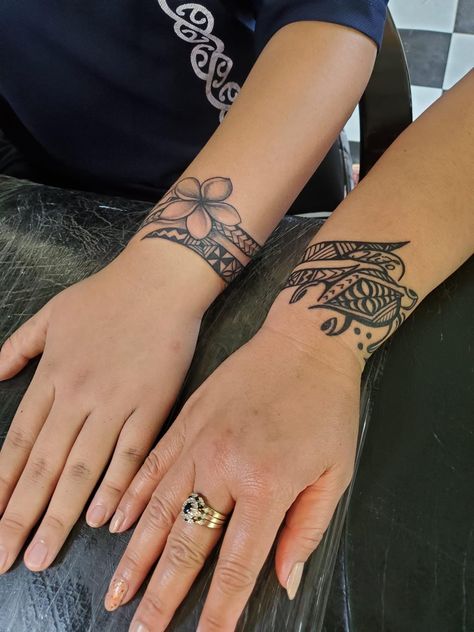 Hawaiian Wrist Tattoo, Matching Hawaiian Tattoos, Tattoo Ideas Polynesian, Hawaiian Wrist Tattoos For Women, Hawaiian Hand Tattoos For Women, Floral Arm Band Tattoo For Women, South Asian Tattoo Design, Hawaiian Style Tattoo, Samoan Tattoo Women Arm