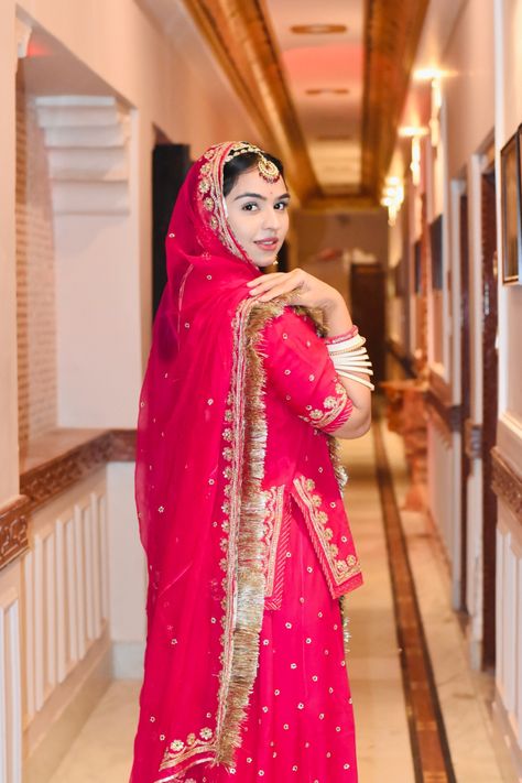 Rajasthani Dress Poses, Marwadi Wedding Outfits, Marvadi Poshak Poses, Rajputi Bride Poses, Rajputi Poshak Photo Poses, Rajputi Dulhan Pose, Rajputi Bride Photoshoot, Rajasthani Poshak Poses, Rajputi Dress Photo Pose