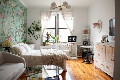 A 315-Square-Foot NYC Studio Shows How to Use Art and Wallpaper to Create Distinct Zones Studio Apt Decor, Imanicore Aesthetic, Marble Bistro Table, Tiny Studio Apartments, Studio Apartment Living, Tiny Furniture, Studio Apt, Small Studio Apartment, Studio Photos