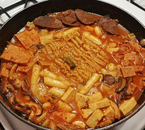 Gettin' Budae Jjigae Wit It - Bushwick Grill Club Budae Jiggae, Budae Jjigae, Dr Food, Aesthetics Food, Korean Rice Cake, Noodles Recipes, Fried Chicken Recipes, Noodle Recipes, Crowd Pleaser