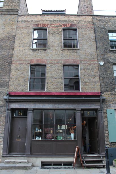 "Town House" 5 Fournier St, Spitalfields London Brick Building Exterior, Dickens London, Spitalfields London, Red Brick Building, Grey Rooms, Knockturn Alley, Winter Street Fashion, London Interiors, Front Door Exterior