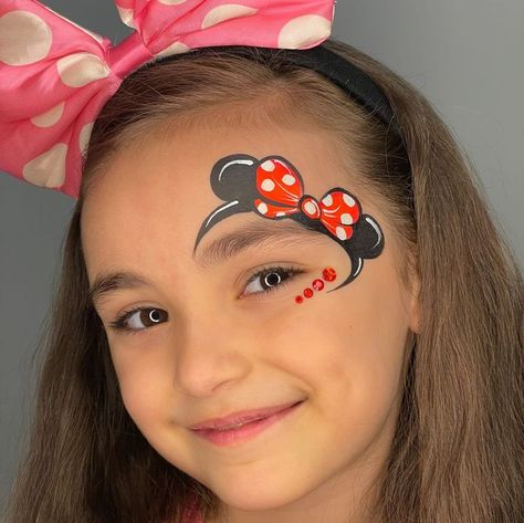 Face Painting Mini Mouse, Mini Mouse Face Painting, Cartoon Face Painting, Face Painting Simple Easy, Cheek Art Face Paint Simple, Face Paint Disney, Face Painting Disney, Mickey Mouse Face Paint, Facepainting Ideas Easy For Kids