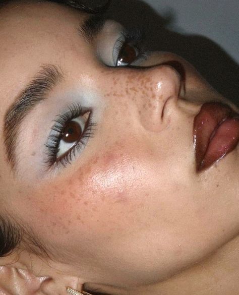 Female Gaze Makeup, 90s Inspired Makeup, Ideas For Dates, Night Makeup Ideas, Aesthetic Eye Makeup, Makeup Date Night, Make Up Yeux, 90s Beauty, Freckles Makeup