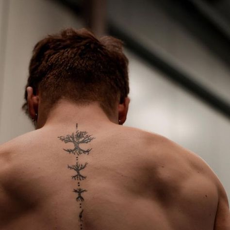 Victor Martinez Maréchal on Instagram: "—•🌱•🌿•🌳•— • • • 🖋️: @caracal_noir 📷: @lata_vision #back #photography #backtattoo #tattoos #backpiecetattoo #fit #muscles #shadowwork #artist #art #growth" Through It All Tattoo, Traps Tattoo Men, Hip Tattoos Men, Man Back Tattoo, Men Back Tattoo Ideas, Men’s Back Tattoo, Men Back Tattoos, Upper Back Tattoo Men, Back Tattoos Men