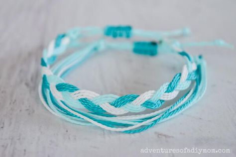 Diy Pura Vida Bracelets With Charm, Diy Pura Vida Bracelets Tutorial, How To Make Pita Vida Bracelets, Pura Vida Diy, How To Make A Cord Bracelet, Puravida Bracelets Diy Tutorial, Purvida Bracelets Diy, Wax Cord Bracelet Ideas, Waxed Thread Bracelets