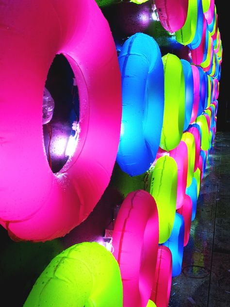 NEONS AND BLACK. Floating lights in fete des lumieres by travesias de luz Neon Sweet 16, Neon Pool Parties, Bar Deco, Glow Stick Party, Glow In Dark Party, Diy Luminaire, Glow Birthday Party, Neon Birthday, Blacklight Party