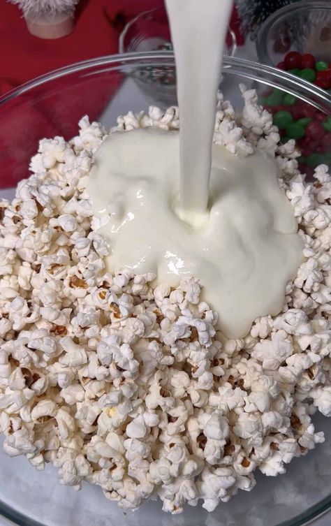 How to make easy popcorn balls for the holidays. Salami Cups, Christmas Popcorn Balls, Easy Popcorn Balls, Marshmallow Popcorn Balls, Christmas Snack Mix, Toffee Cookie Recipe, Rice Krispies Cereal, Popcorn Balls Recipe, Easy Popcorn