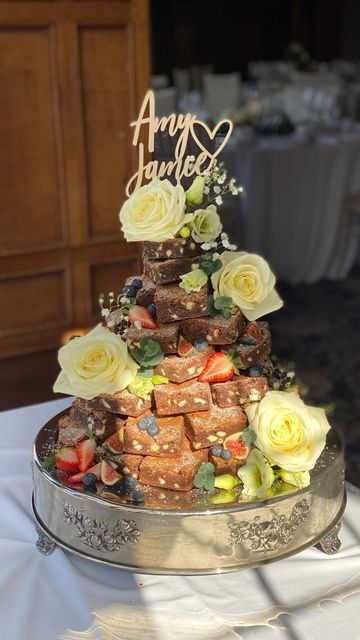 Brownie Wedding, Brownie Stack, Brownie Wedding Cakes, Decorated Brownies, Desert Cottage, Cottage Recipes, Cottage Meals, Alternative Wedding Cakes, Wedding Brownies