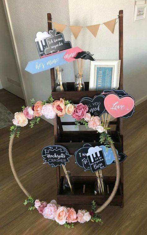 DIY Photo Booth zur Hochzeit #diy #photobooth #hochzeit #photo #booth #photoboothideen #hintergrund #hochzeitsfotos #weddingphotos Diy Photobooth Wedding, Rustic Photo Booth, Diy Fotokabine, Diy Photobooth, Photobooth Wedding, Booth Diy, Diy Wedding Planner, Diy Wedding Programs, Diy Backyard Wedding