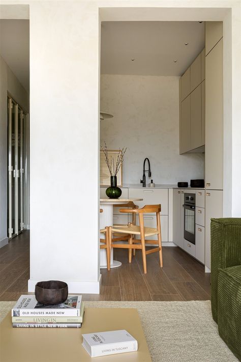 Ce petit appartement design de 36m2 a été rénové et aménagé pour un jeune cinéaste à Madrid par le studio d'architecture Backsteen. C'est un deux-pièces à la décoration épurée, très… Design Studio, Madrid, Apartment, Architecture, Design