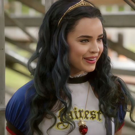 Disney Original Movies, Evie Descendants, Sophia Carson, Childhood Aesthetic, Aesthetic Egirl, Anne Mcclain, Alien Stage, Sofia Carson, Disney Descendants