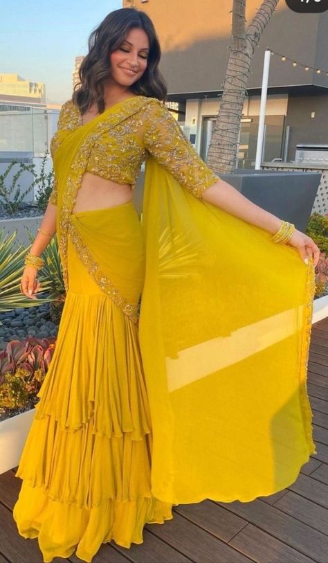 Sharara Saree Designs, Haldi Dress Outfits, Bridal Heavy Blouse Designs, Haldi Sharara Outfits, Latest Haldi Outfits For Sister, Yellow Saree For Haldi Bride, Sharara Saree Style, Unique Haldi Outfits For Bride Sister, Haldi Blouse Design For Bride